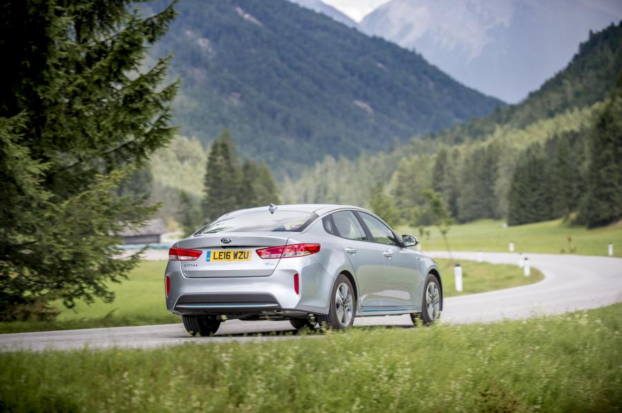  Kia Optima Plug-In Hybrid 2016 года  (UK) (фото 21 из 35)